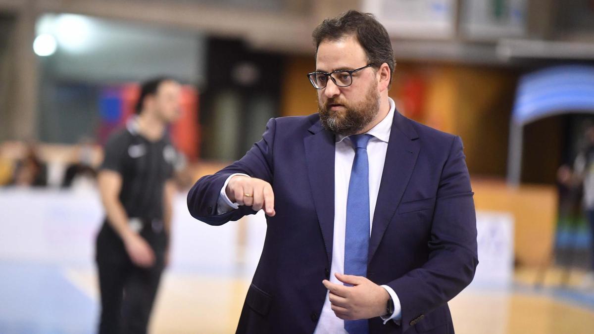 Sergio García da una instrucción en el banquillo del Palacio de los Deportes de Riazor.