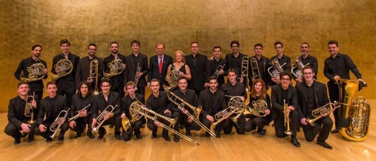 Los músicos de Ensemble Brass Academy con su director Rudi Korp.