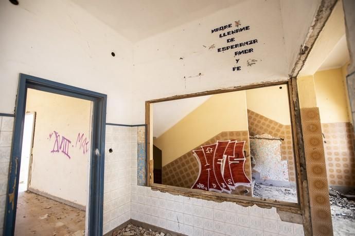 12.04.19.Las Palmas de Gran Canaria. Urbex / Reportaje con dos aficionados a la.exploración urbana de lugares abandonados.(urbex) en La Casa del Niño. Foto Quique Curbelo  | 12/04/2019 | Fotógrafo: Quique Curbelo