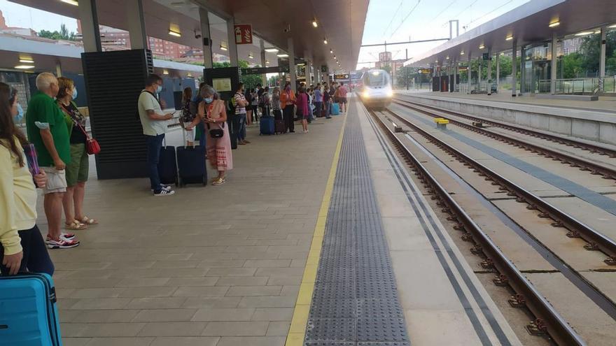 Trenes completos y precios desorbitados: arrecian las quejas por los billetes de Zamora a Madrid