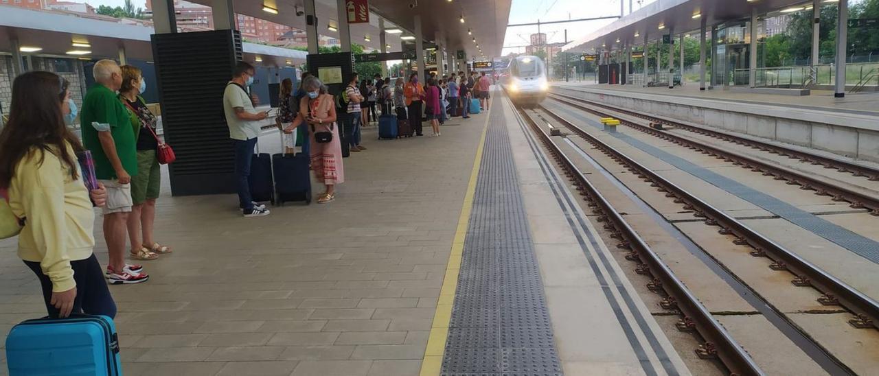 El primer Alvia de la mañana, este miércoles en la estación de Zamora.