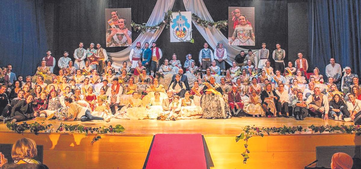 Los representantes falleros de Gilet.