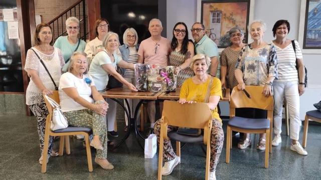 Sheila Carrasco también visitó el centro de jubilados.