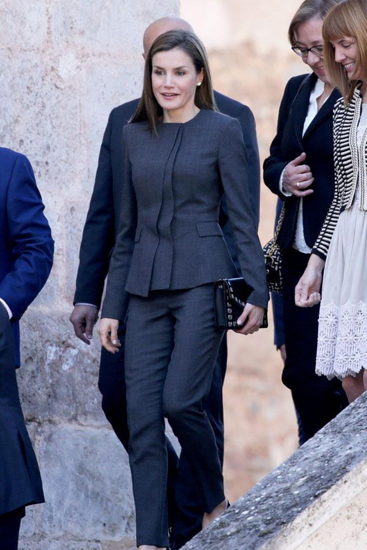 Letizia Ortiz con traje gris de Hugo Boss