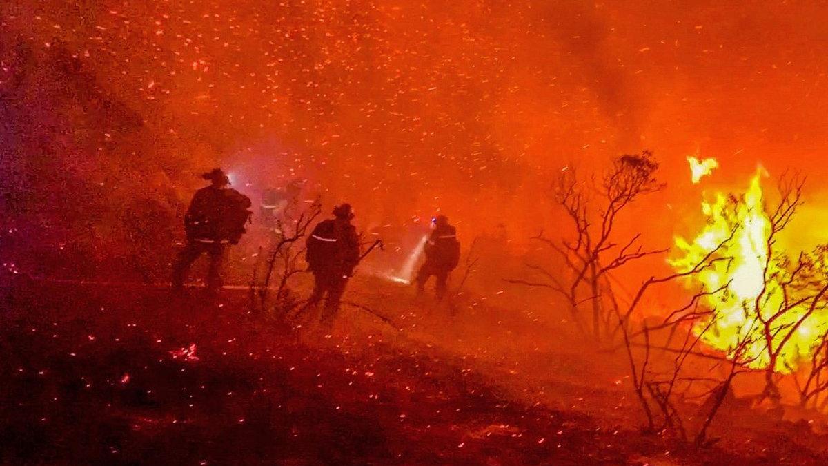 Labores de extinción de un incendio en Alpine (California).