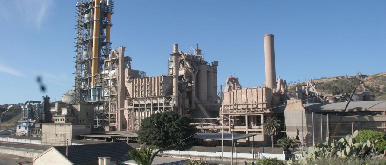 La fábrica de cemento de la barriada de La Araña.