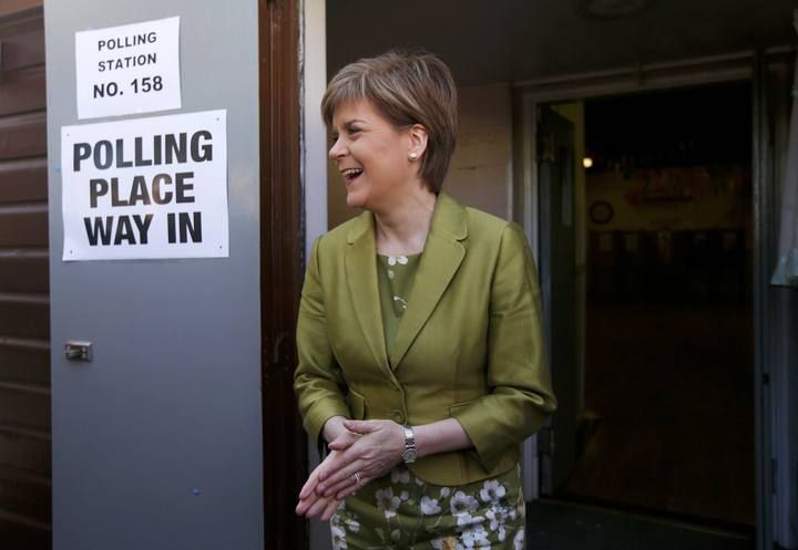 Nicola Sturgeon, líder del partido nacionalista escocés, el SNP, ha votado en la localidad de Broomhouse.