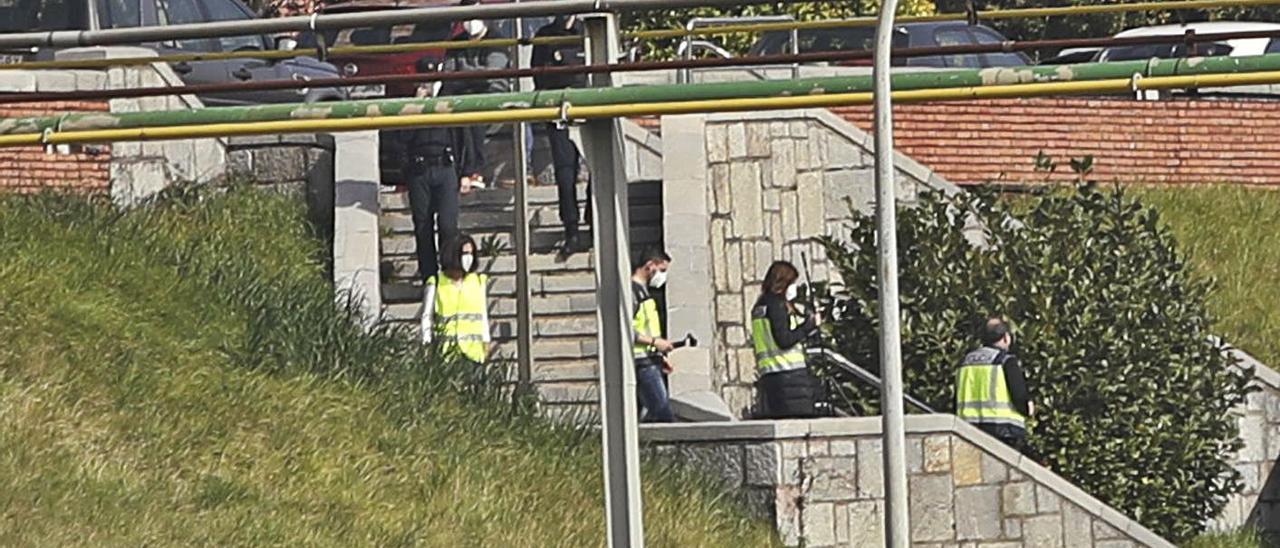 Agentes de la UDEF, en el registro a las oficinas de la planta de Alu Ibérica en Avilés el pasado 4 de marzo.