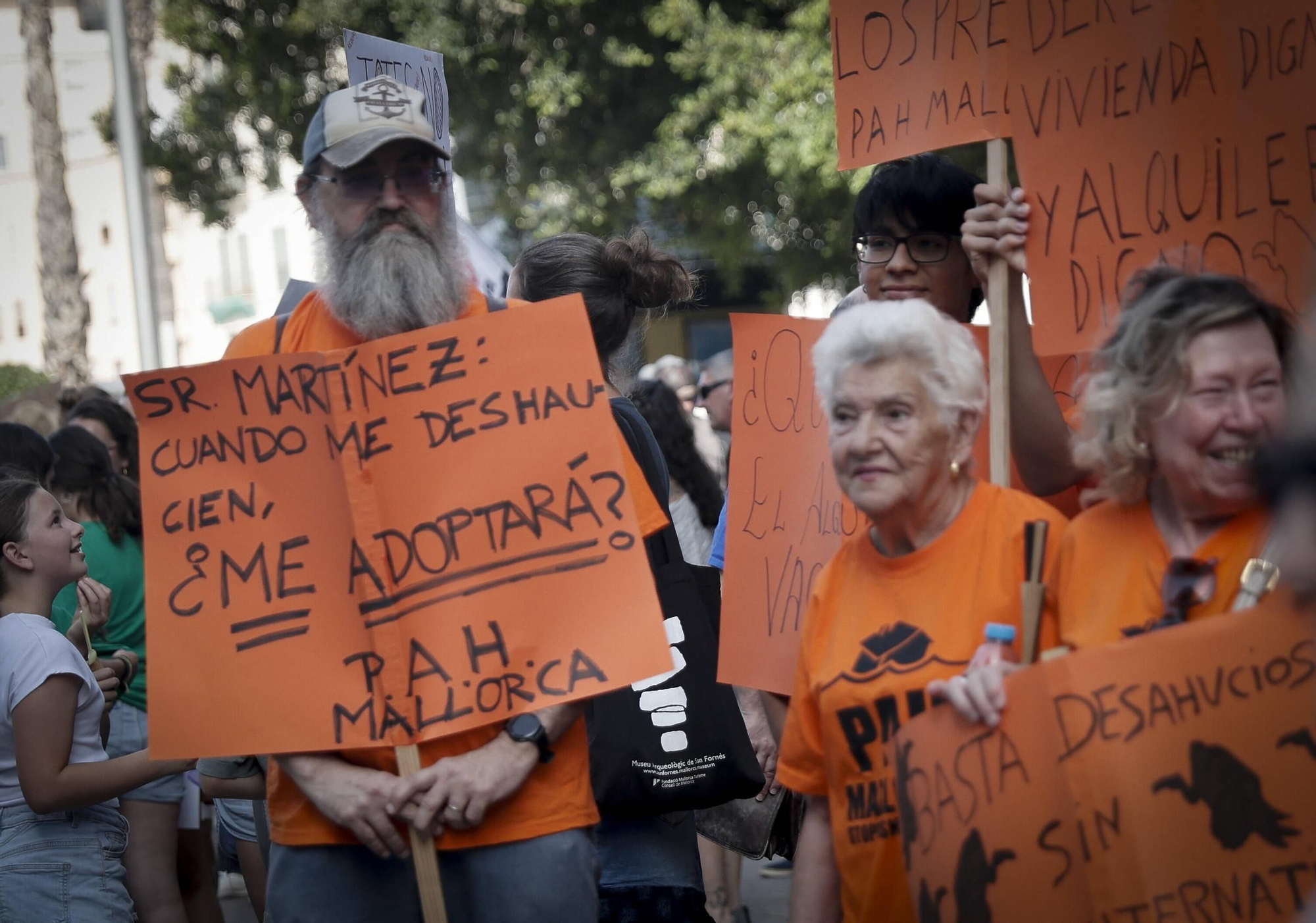 Las mejores pancartas y las imágenes de la manifestación contra la saturación turística en Mallorca