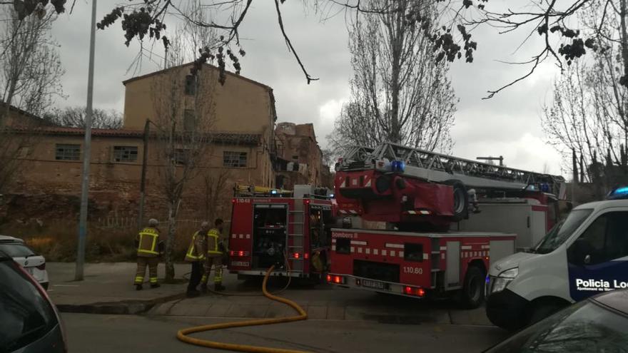 Bombers davant de la casa on s&#039;ha declarat l&#039;incendi