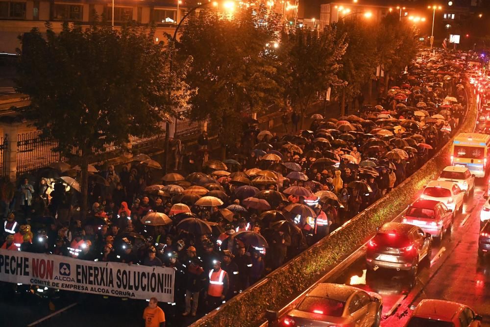 La protesta de trabajadores, que partió de la fábrica de A Grela, llegó a la delegación del Gobierno con el apoyo de amigos, familiares y representantes políticos.