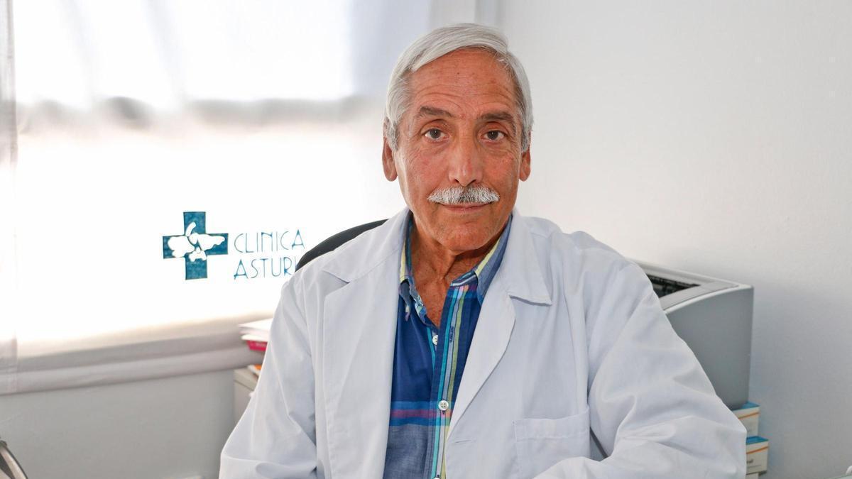 Alberto Sánchez Trilla, urólogo en su consulta en la Clínica Asturias