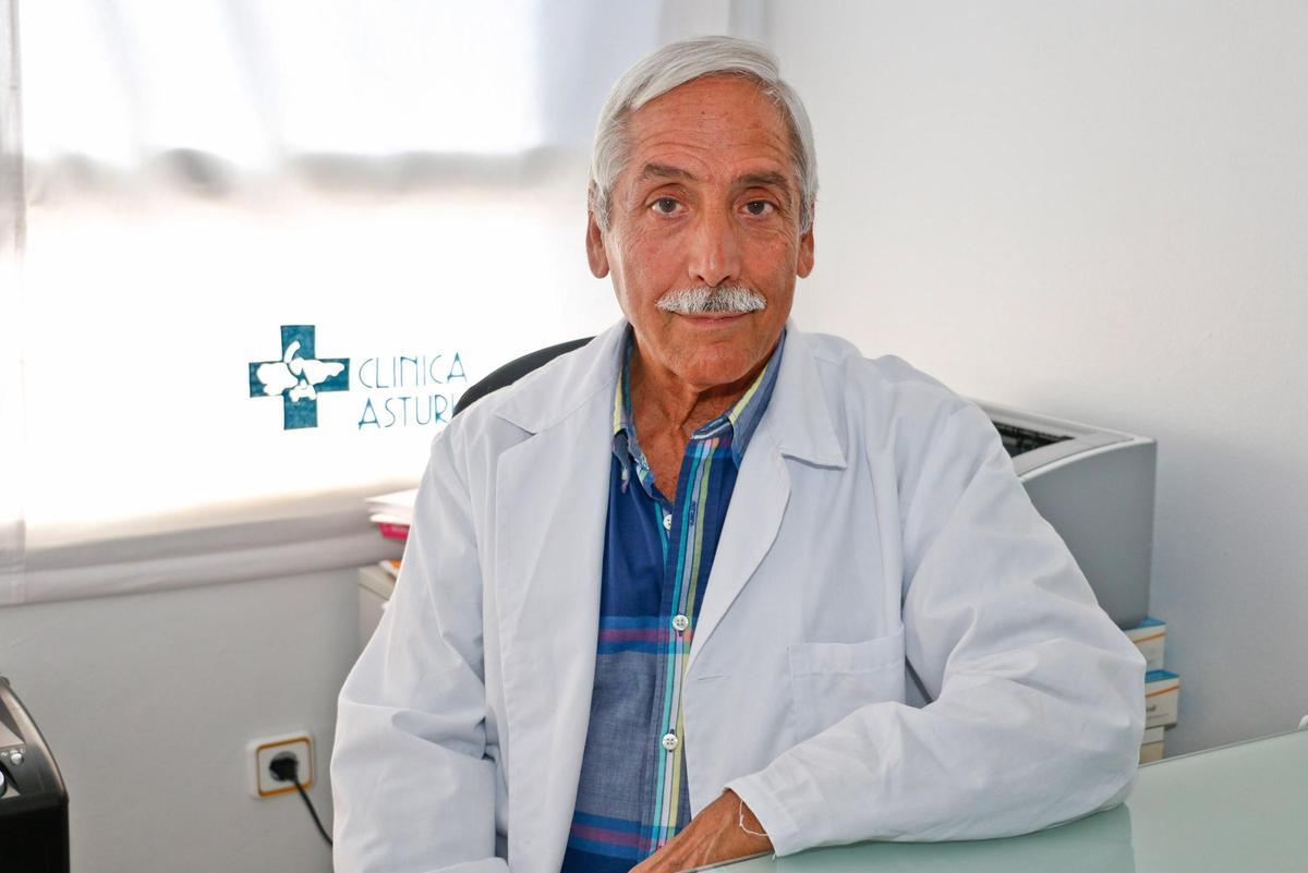Alberto Sánchez Trilla, urólogo en su consulta en la Clínica Asturias