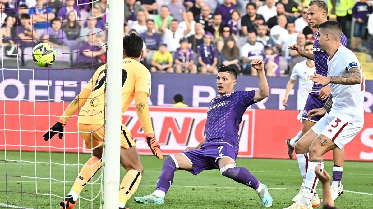 Luka Jovic anota un gol con la Fiorentina.