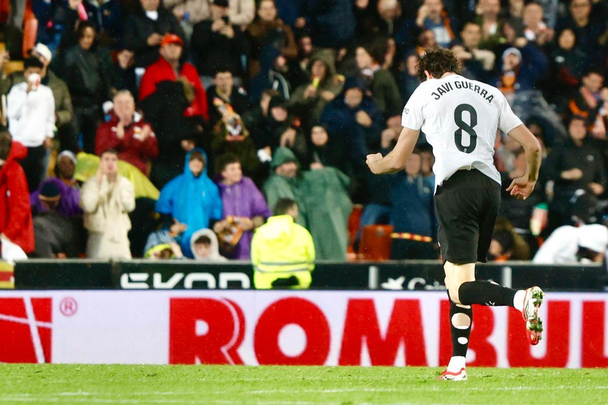 Javi Guerra celebra el gol del empate ante el Alavés