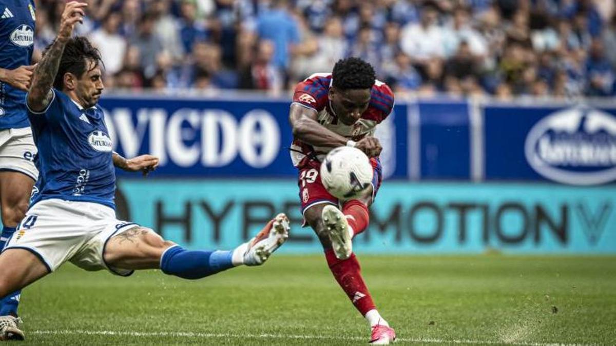 Chinaza dispara a puerta el sábado en el partido entre el Granada y el Oviedo.