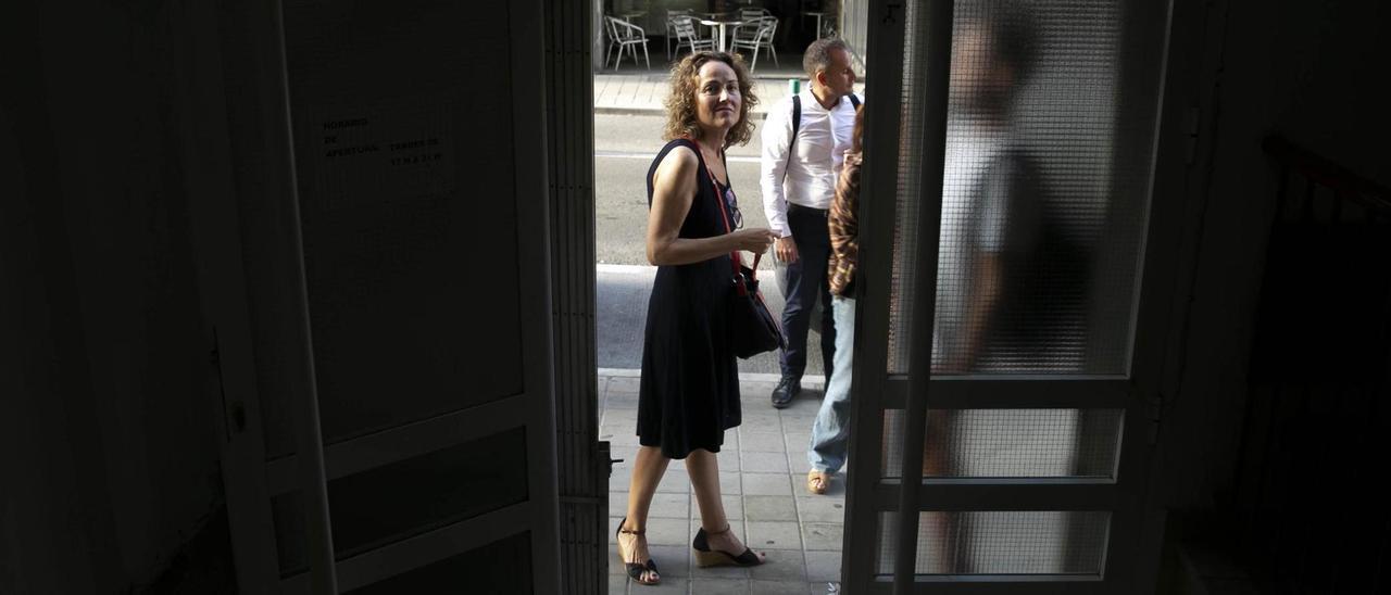 Adsuar, a las puertas de la sede del PSOE en Alicante, en imagen de archivo