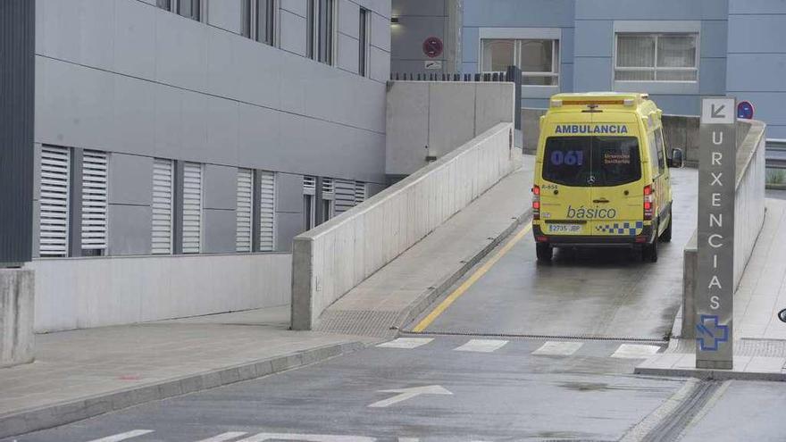 Una ambulancia en la rampa de acceso de las urgencias del Hospital Universitario de A Coruña.