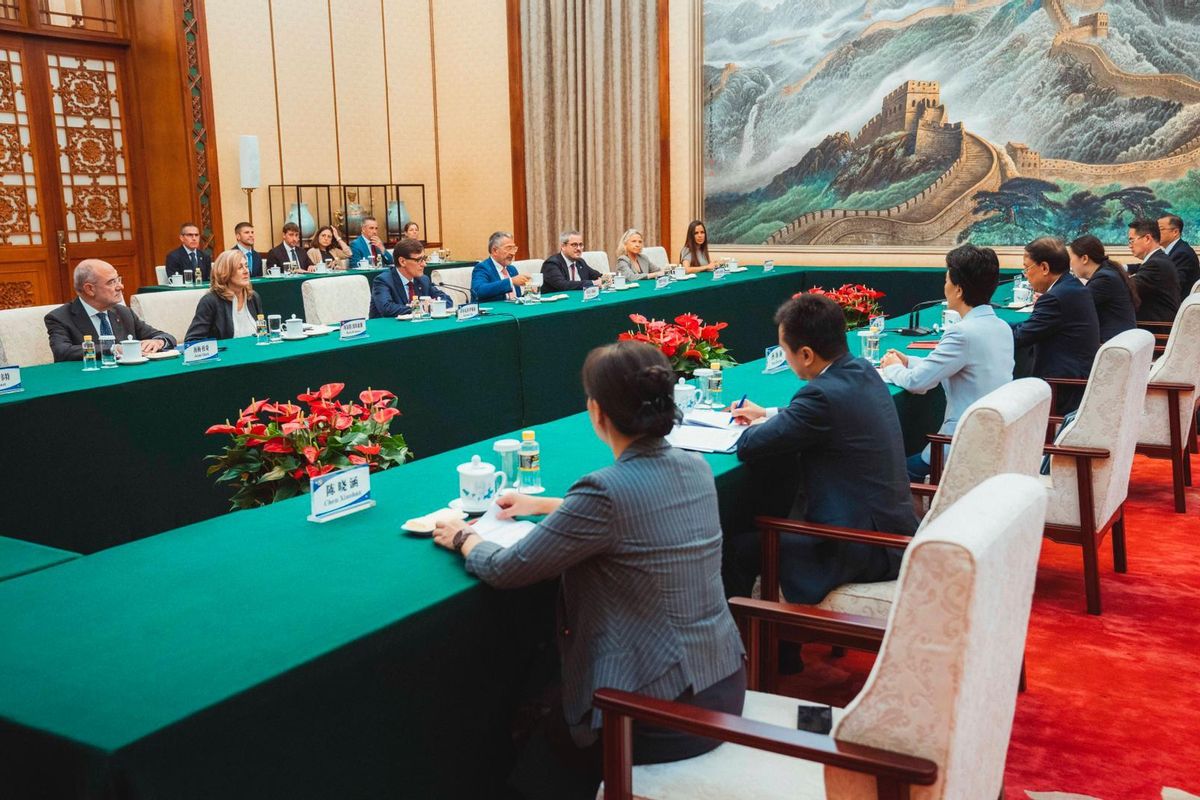 El president de la Generalitat, Salvador Illa, se reúne con el vicepresidente de la Asamblea Popular de China, Wu Weihua.