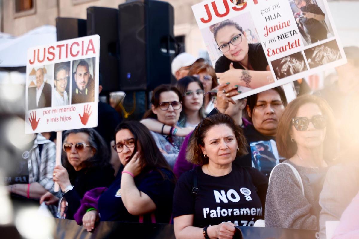 La concentración por la gestión de la dana de este 26 de abril, en imágenes
