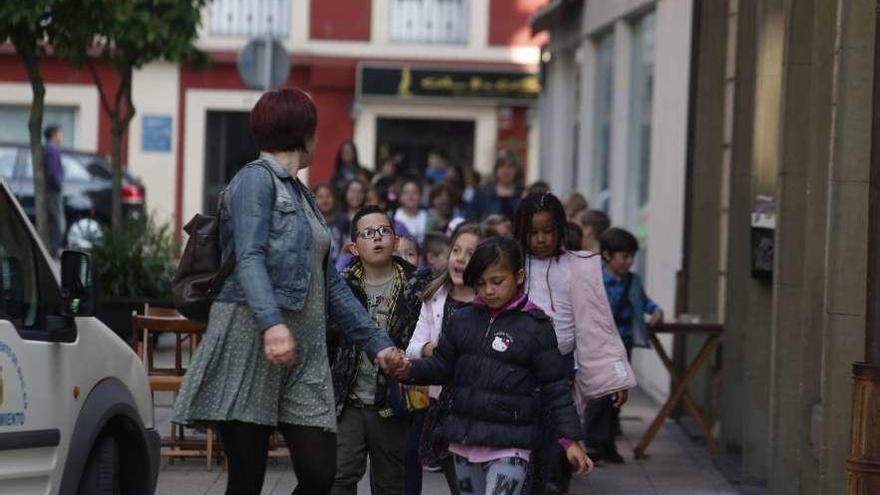 Los alumnos de diez colegios avilesinos llenan el Palacio Valdés