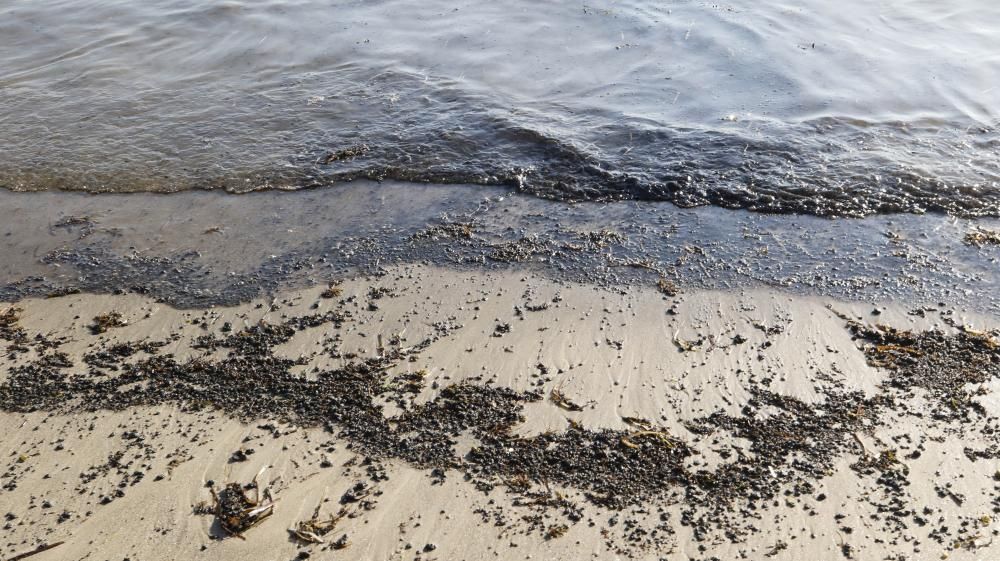 Miles de personas se vieron sorprendidas por la bandera roja tras localizarse una mancha que podría ser combustible de barco