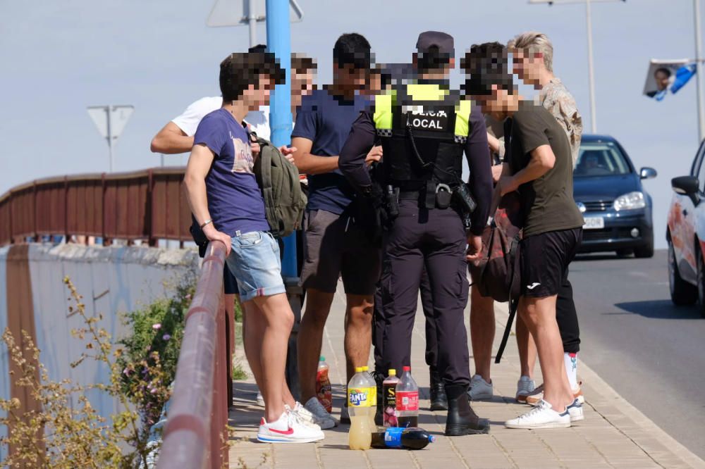 La Policía Local interviene alcohol junto a la rotonda  del campo de golf