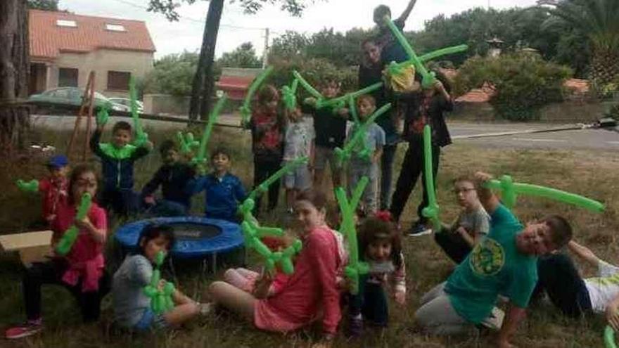 Campamento rural de Enrédate en Cercio...
Enrédate organizó ayer una serie de actividades en el campamento rural que tuvo lugar en la parroquia lalinense de Cercio. Los jóvenes pudieron disfrutar del slide y del skipinball como principales juegos. Además, el Xesús Golmar y la parroquia de Soutolongo también acogieron actividades.