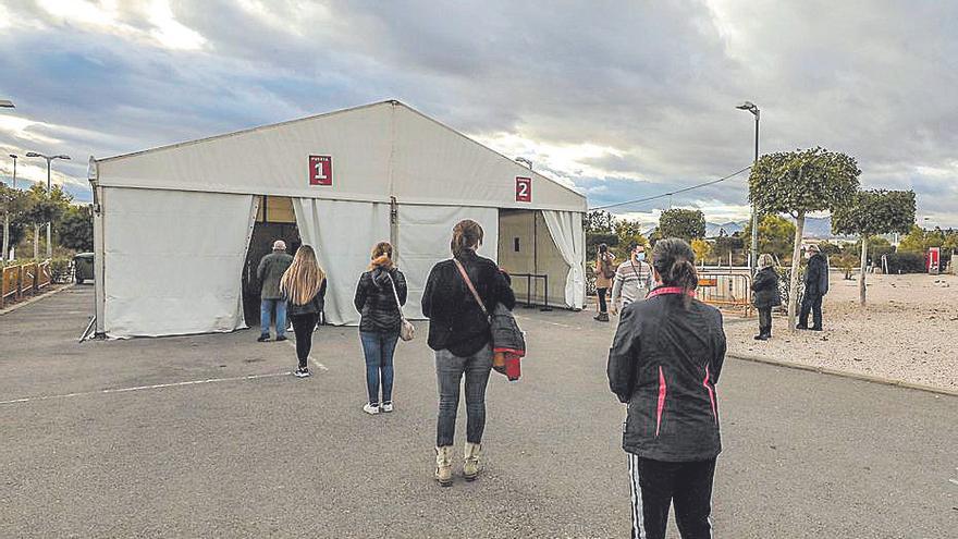 La carpa montada en el exterior del Hospital del Vinalopó