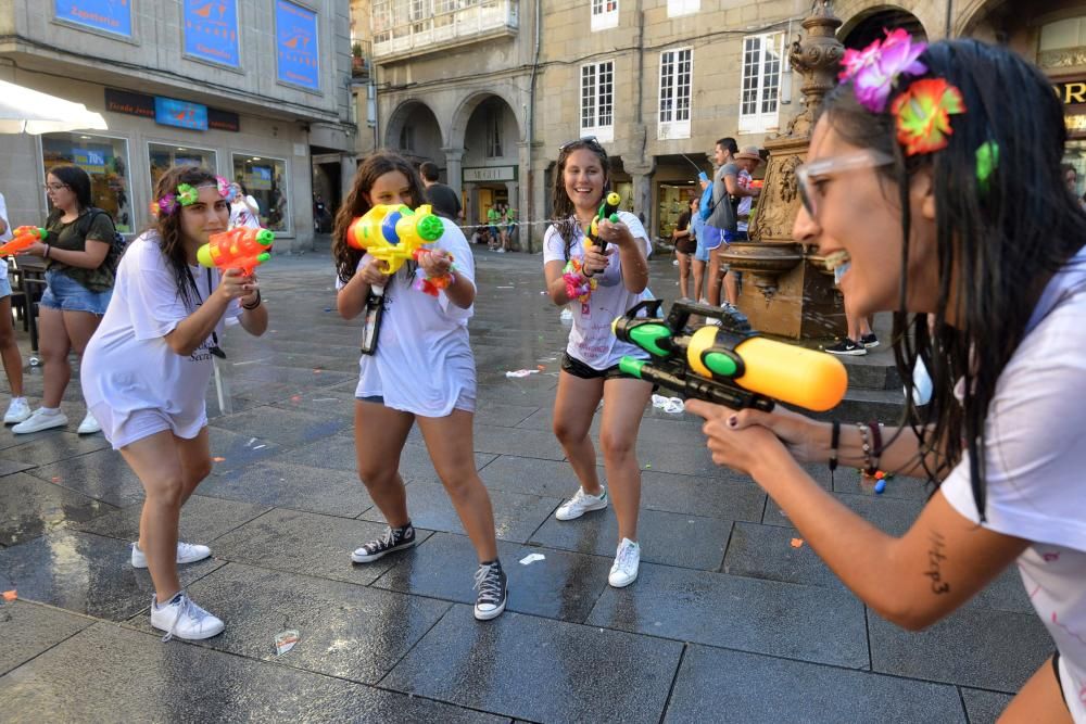 Pistolas de agua, sol, calor, camisetas a juego y botellón para una jornada de diversión en la ciudad del Lérez