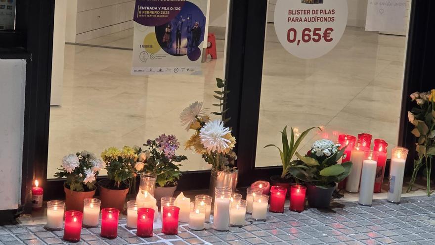 Velas y ramos de flores en la óptica de Torró en el paseo de les Germanies de Gandia.