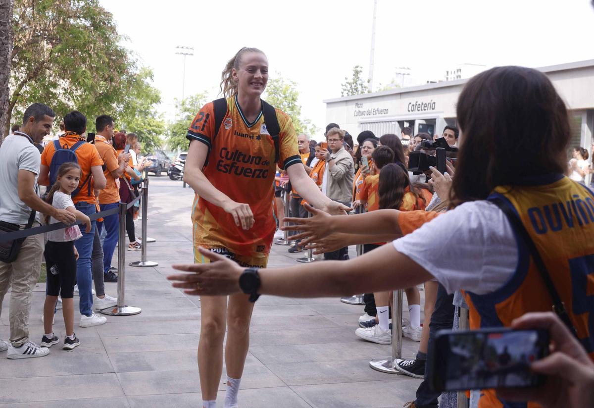 Así fue el recibimiento de los aficionados de Valencia Basket  antes de enfrentarse al  Perfumerías