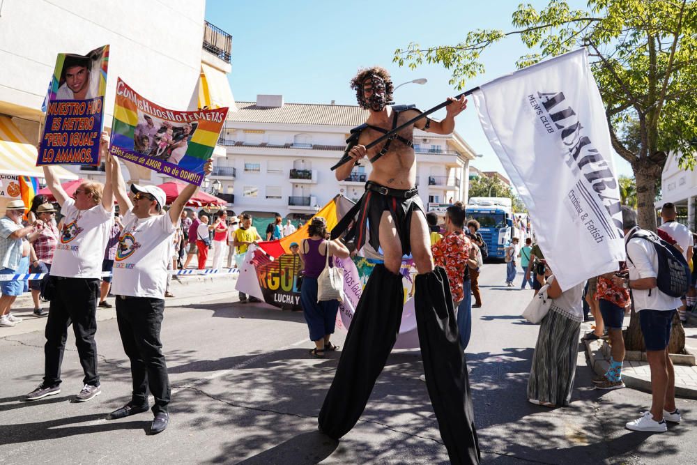 Torremolinos ha celebrado este sábado la cabalgata reivindicativa y festiva del Pride 2019, el acto central del festival anual de orgullo LGTBI, en el que participaron diez carrozas y se estrenó un nuevo recorrido.