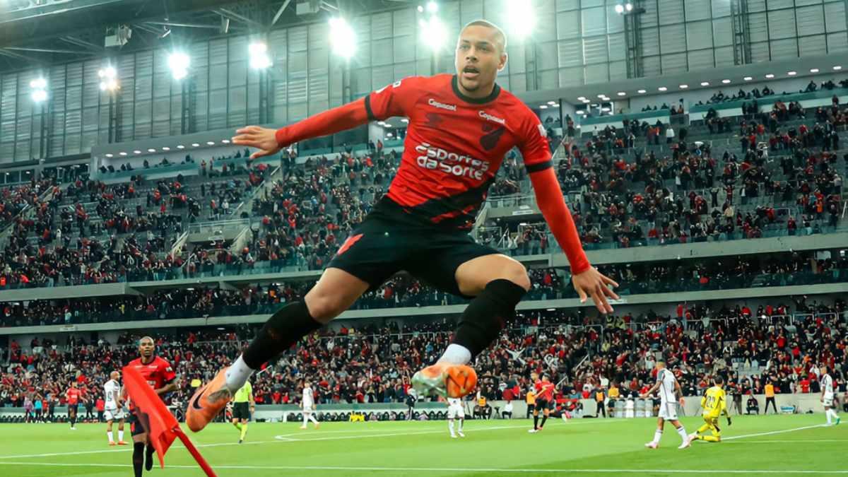Vitor Roque celebra uno de sus goles con el Ath. Paranaense