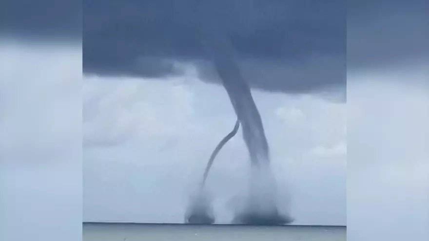 Impactantes imágenes: dos trombas marinas se fusionan frente al delta del río Po en Italia