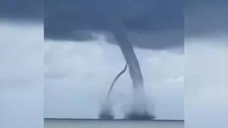 Una espectacular tromba marina irrumpe frente al malecón de La Habana | Vídeo