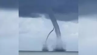 Impactantes imágenes: dos trombas marinas se fusionan frente al delta del río Po en Italia