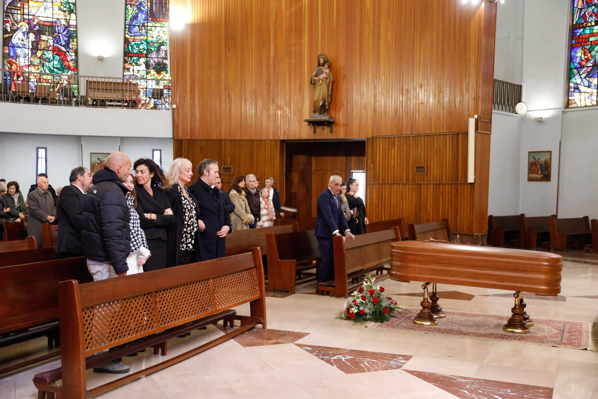 EN IMÁGENES: Funeral de Carmen Villalvilla, histórica directora del colegio Dolores Medio, en la iglesia ovetense de San Francisco de Asís