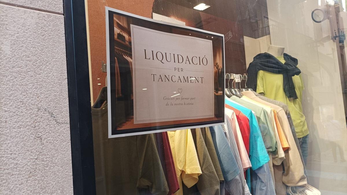 L'anunci del tancament per liquidació, en els aparadors de la botiga