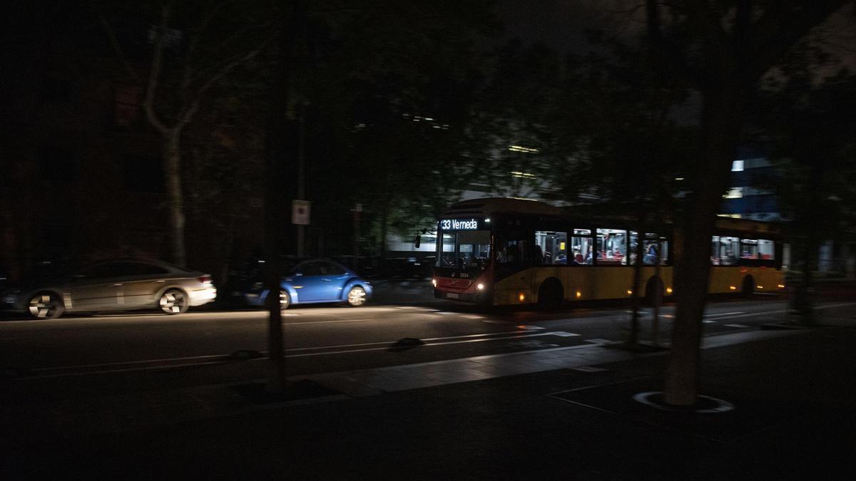 Las calles de la ciudad sin luz durante el apagón, a 28 de abril de 2025, en Barcelona, Catalunya (España).