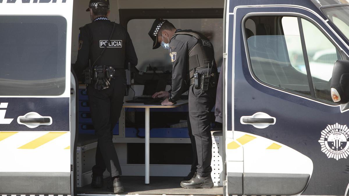 Policías locales de Sagunt, en un control
