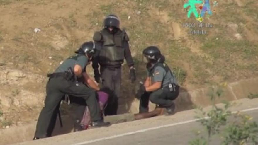 Agentes golpean a un inmigrante y lo dejan semiinconsciente en Melilla