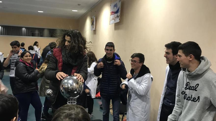 Un alumno se atreve con el generador de Van de Graaff.