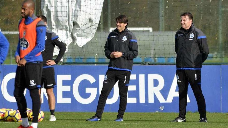 Cristóbal Parralo sigue atento la sesión de ayer junto a su preparador físico Luis Fandiño.