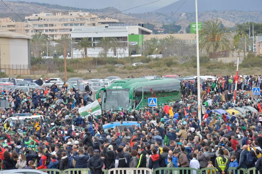 Miles de aficionados reciben con vítores a los autobuses del Elche CF y del Barcelona CF