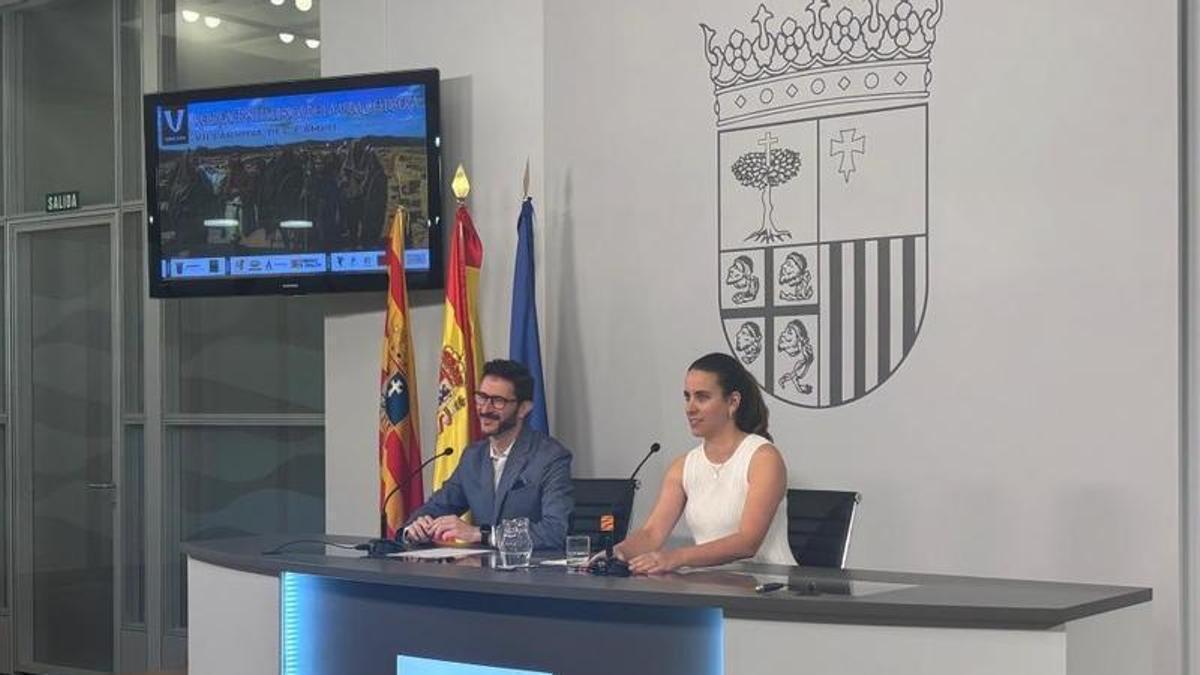 La directora general de Turismo y Hostelería, María Nogueras, y el alcalde de Villarroya del Campo, José Carlos Franco Sediles, durante la presentación.