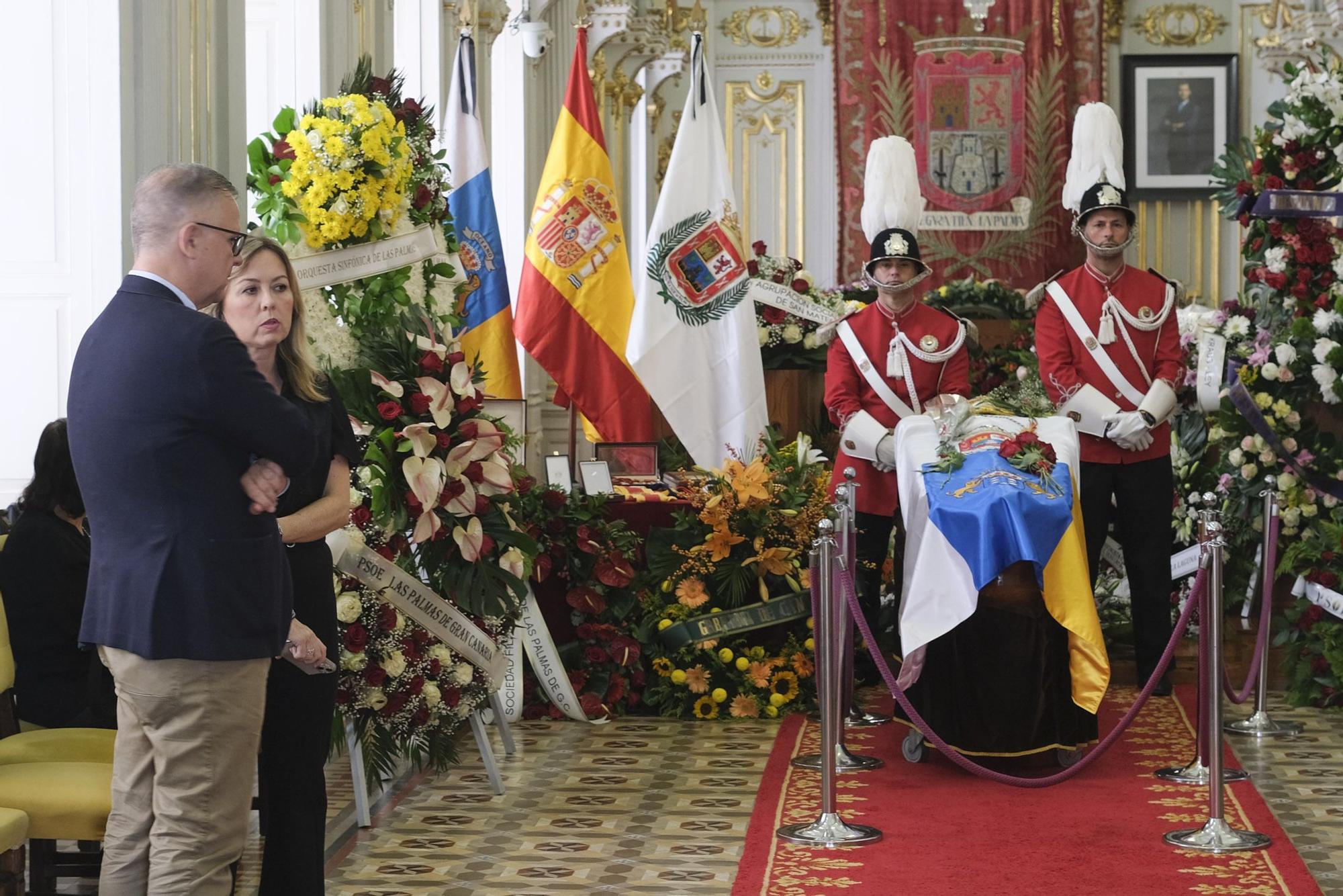 Último adiós al primer presidente de Canarias en el Salón Dorado de las Casas Consistoriales