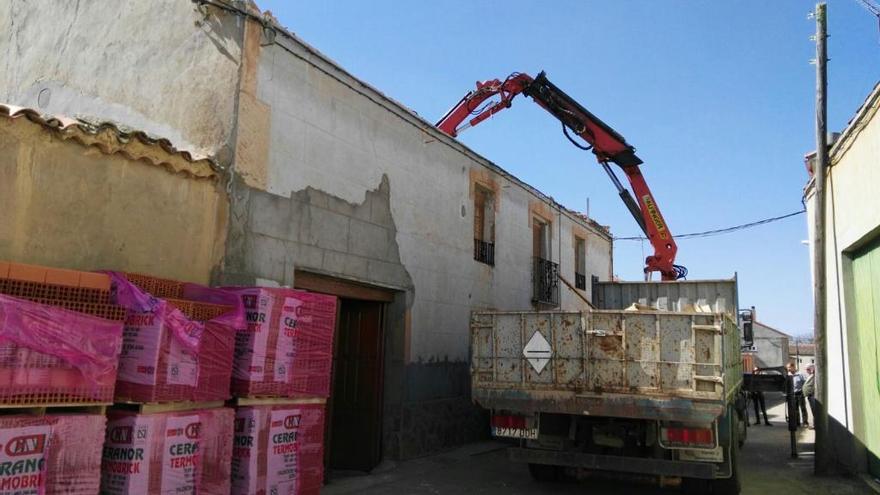 La grúa, junto a la vivienda de Villanázar donde falleció sepultada una mujer de 74 años.