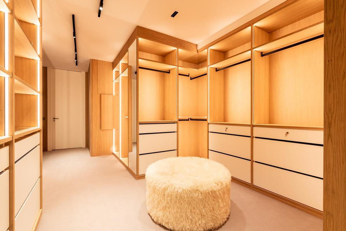 Desde el baño de la habitación principal se accede a uno de los dos vestidores individuales. Este es el femenino, de amplio tamaño y que cuenta con una iluminación ideal.