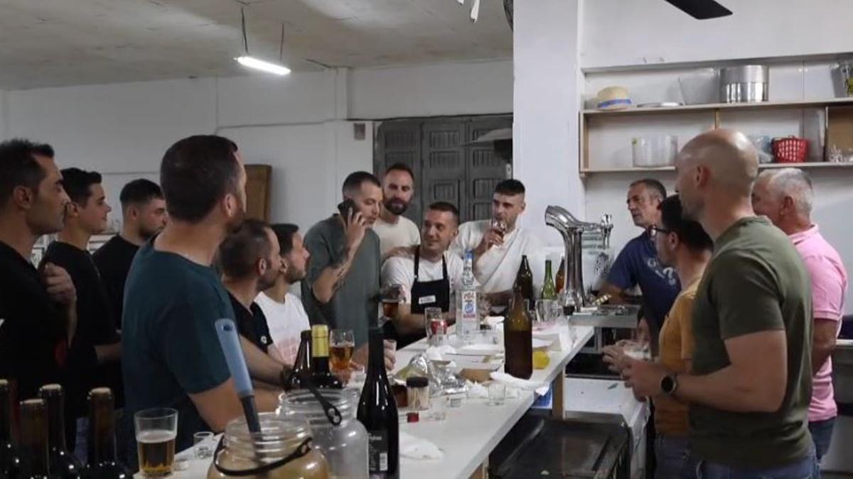 Los festeros al recibir la llamada de los responsables del libro Guinness: "Yes, of course"